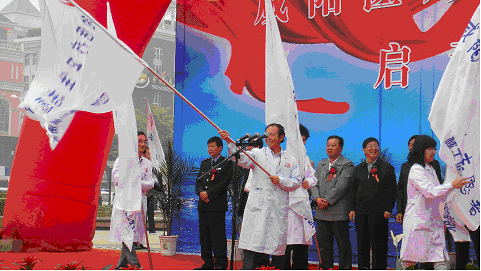 我院志愿者代表接授隊旗